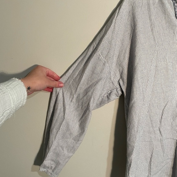 Velvet By Graham and Spencer White and Black Striped Oversize Cotton Top Medium - Picture 3 of 9